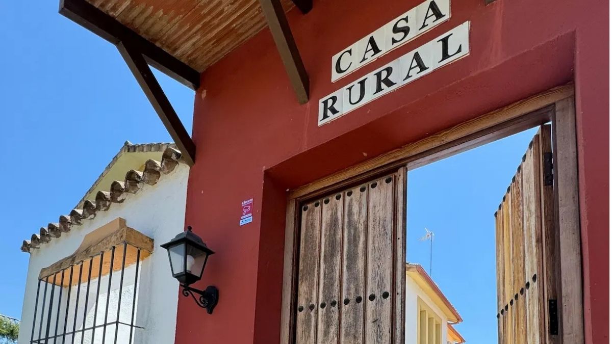 Open houten poort van een casa rural in Andalusië, symbool voor een nieuw begin en de weg naar Cortijo La Vista