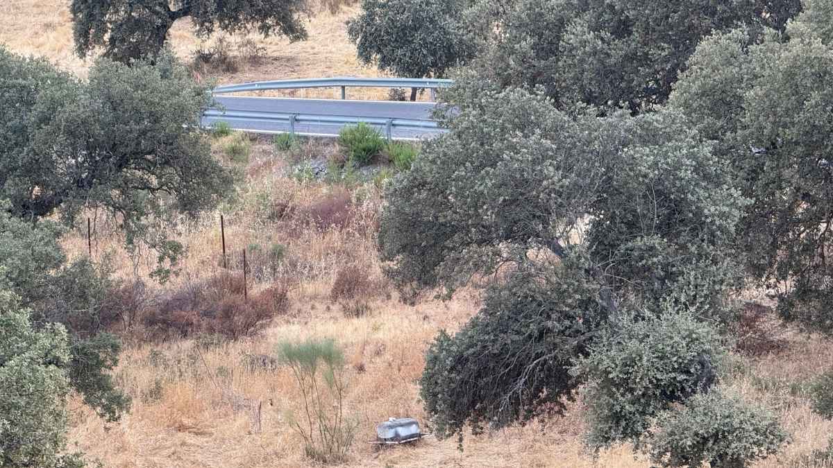 Putdeksel van onze waterbron tussen de steeneiken in Andalusië, de start van ons drinkwatersysteem bij Cortijo La Vista.