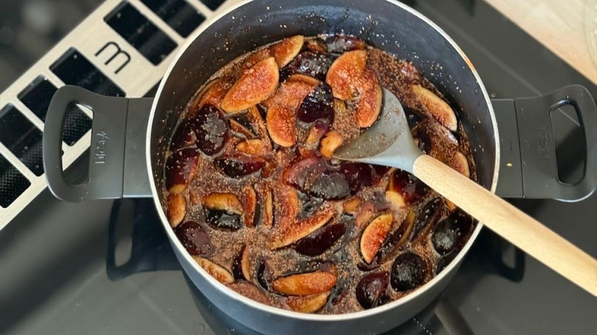 Pan met verse vijgen die langzaam inkoken tot jam in de keuken van Cortijo La Vista in Andalusië