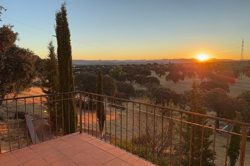 Sonnenaufgang über der Sierra Morena in Andalusien, gesehen von der Cortijo La Vista – ein Symbol für Ruhe und einen Neubeginn während des Retreats.