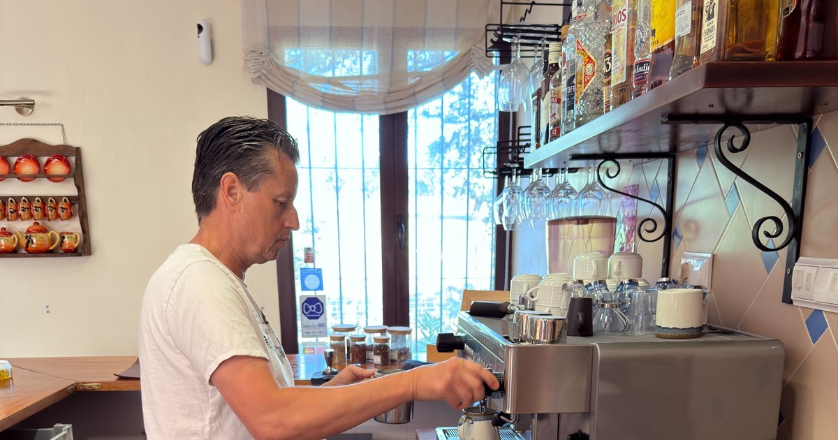 Feiko bereidt koffie achter het barista-apparaat in Cortijo La Vista.