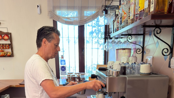 Feiko bereidt koffie achter het barista-apparaat in Cortijo La Vista.